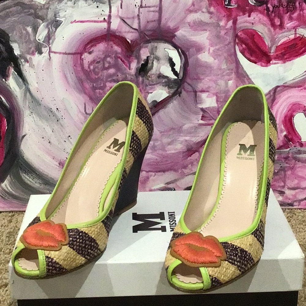 M by MISSONI   2 color STRIPED STRAW SHOES. LIME TRIM - ORANGE LIPS. SIZE 8